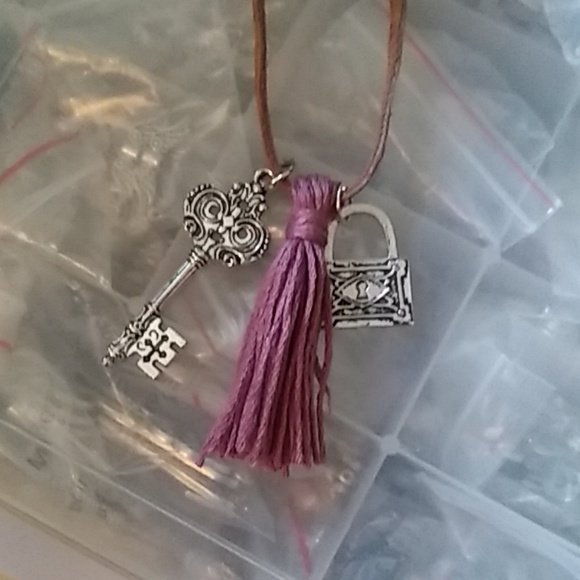 Tassle with lock and key charms - Picture 2 of 2
